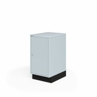 Bisley MultiDrawer™, 29er Serie, abschließbare Flügeltüre mit Sockel, Türanschlag links,  Farbe lichtgrau